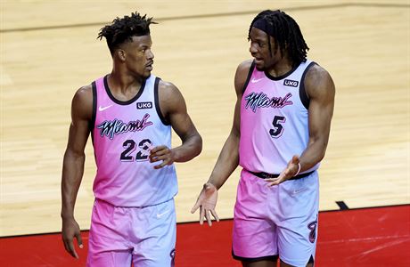 Jimmy Butler (vlevo) a Precious Achiuwa z Miami | na serveru Lidovky.cz | aktuální zprávy