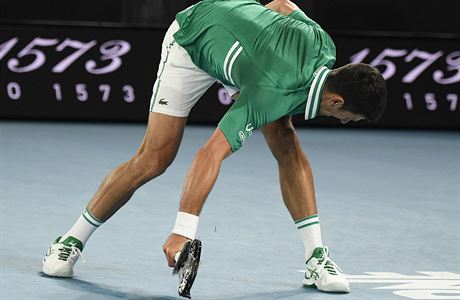 Rozzuřený Novak Djokovič během čtvrtfinále se Zverevem rozmlátil raketu. | na serveru Lidovky.cz | aktuální zprávy