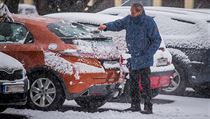 Lidé v Českých Budějovicích museli ometat auta. | na serveru Lidovky.cz | aktuální zprávy