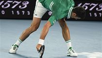 Rozzuřený Novak Djokovič během čtvrtfinále se Zverevem rozmlátil raketu. | na serveru Lidovky.cz | aktuální zprávy