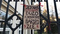 Plakát na plotu polského velvyslanectví v Praze s nápisem Je nás moc a jsme... Plakát na plotu polského velvyslanectví v Praze s nápisem Je nás moc a jsme...
