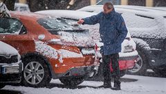 Lidé v eských Budjovicích museli ometat auta.