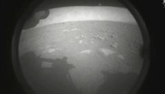První snímek z povrchu Marsu odeslalo vozítko jen pár okamik po pistání.
