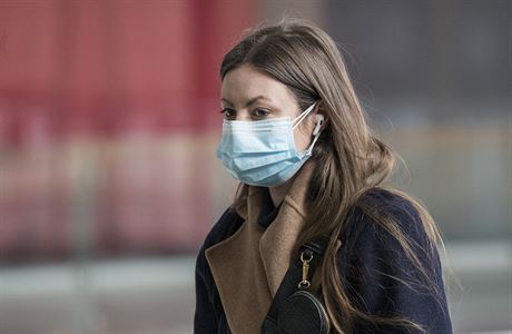 Skryté nebezpečí dravé mutace delta pro Česko. Maskuje se jako nachlazení, jedna dávka vakcíny na ni nestačí Žena s rouškou | na serveru Lidovky.cz | aktuální zprávy