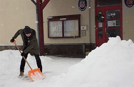 Starosta obce Malenovice (Moravskoslezský kraj) Pavel Kuběna při úklidu sněhu. | na serveru Lidovky.cz | aktuální zprávy