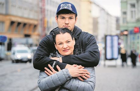 Před rokem ho evakuoval stát z Wu-chanu. Student Pekárek dostal covid až v Česku, těší se už zpět Daniel Pekárek s matkou | na serveru Lidovky.cz | aktuální zprávy