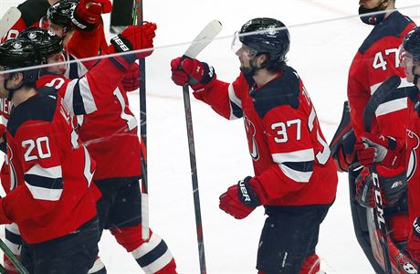 Útočník New Jersey Devils Pavel Zacha (37) slaví se spoluhráči. | na serveru Lidovky.cz | aktuální zprávy Útočník New Jersey Devils Pavel Zacha (37) slaví se spoluhráči. | na serveru Lidovky.cz | aktuální zprávy