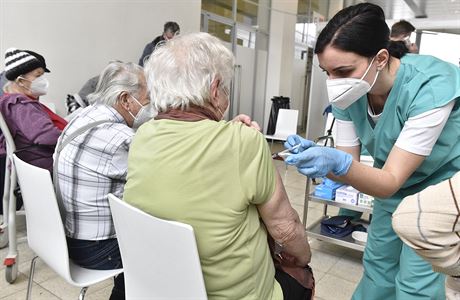 Na vakcíny stále čeká přes 300 tisíc seniorů. Registrovali se na očkování u praktiků, někteří se jej už nedožili V záložní nemocnici na výstavišti v Brně pokračovalo očkování seniorů proti... | na serveru Lidovky.cz | aktuální zprávy