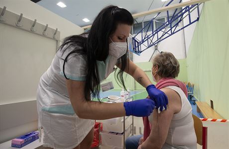 Když ji nechce senior, dostane ji třeba záchranář. Vakcínu s pochroumanou pověstí přidělují hejtmani i neoficiálně Zdravotnice očkuje klientku v očkovacím centru ve sportovní hale v Říčanech u... | na serveru Lidovky.cz | aktuální zprávy