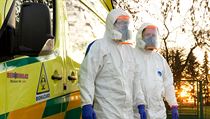 ‚Rychlou‘ zahlcují covidové výjezdy, lidi ovládá strach. Jak záchranáři vidí současnou situaci? Zdravotníci ze speciálního sanitního vozidla, takzvané infekční sanitky. | na serveru Lidovky.cz | aktuální zprávy