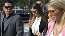 Emma Coronel Aispuro (uprostřed), manželka mexického narkobarona „Prcka“... | na serveru Lidovky.cz | aktuální zprávy