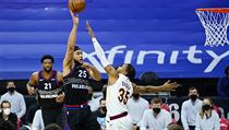 Ben Simmons (25) za Philadelphii a Isaac Okoro (35) za Cleveland. | na serveru Lidovky.cz | aktuální zprávy