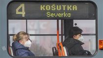 Zapomeňte na dvě roušky. Od 1. března bude v dopravě i obchodech povinný respirátor Lidé s respirátory | na serveru Lidovky.cz | aktuální zprávy