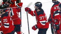 Útočník New Jersey Devils Pavel Zacha (37) slaví se spoluhráči. | na serveru Lidovky.cz | aktuální zprávy