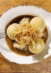 Knedlíky plněné žebrem. Zkuste recept od známého šéfkuchaře Jana Punčocháře Nejenom uzené. Bramborové knedlíky je možné naplnit i jiným masem, například... | na serveru Lidovky.cz | aktuální zprávy