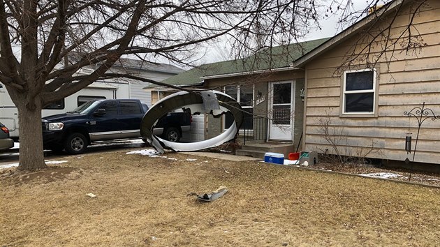 Obrovský kus motoru spadl do rezidenční čtvrti před dveře rodinného domu.