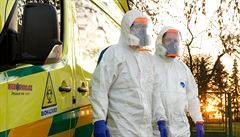 Zdravotníci ze speciálního sanitního vozidla, takzvané infekční sanitky. | na serveru Lidovky.cz | aktuální zprávy