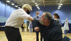 Boris Johnson na návštěvě jednoho z očkovacích center v Británii. | na serveru Lidovky.cz | aktuální zprávy