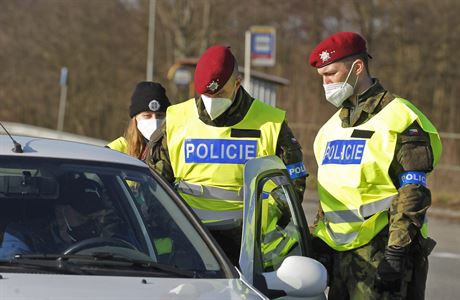 Policejní hlídka kontroluje pohyb obyvatel. | na serveru Lidovky.cz | aktuální zprávy Policejní hlídka kontroluje pohyb obyvatel. | na serveru Lidovky.cz | aktuální zprávy