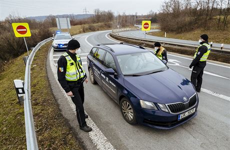 Policie kvůli zakázanému pohybu mezi okresy kontroluje řidiče na sjezdu z... | na serveru Lidovky.cz | aktuální zprávy