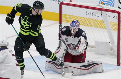 Radek Faksa (vlevo) po neúspěšném výstřelu do branky Columbus Blue Jackets. | na serveru Lidovky.cz | aktuální zprávy Radek Faksa (vlevo) po neúspěšném výstřelu do branky Columbus Blue Jackets. | na serveru Lidovky.cz | aktuální zprávy