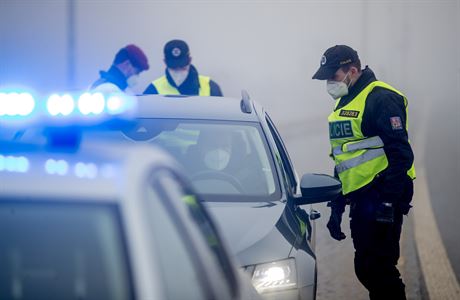 Policejní kontroly na pražském Zličíně. | na serveru Lidovky.cz | aktuální zprávy