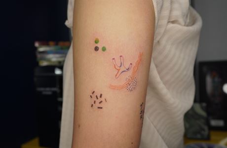 Tetování metodou handpoke. | na serveru Lidovky.cz | aktuální zprávy