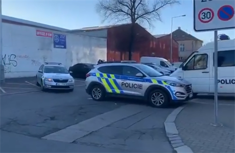 Policejní zásah na bleším trhu v Praze. | na serveru Lidovky.cz | aktuální zprávy