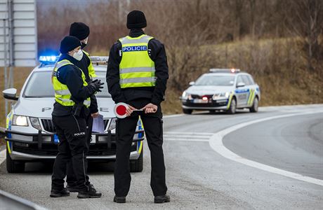 Druží se stále jen dva, ale na chatu do jiného okresu už smíte. Co se nakonec od pondělí může? Policie kvůli zakázanému pohybu mezi okresy kontroluje řidiče na sjezdu z... | na serveru Lidovky.cz | aktuální zprávy