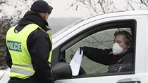Policisté kontrolují pohyb lidí s ohledem na nová protiepidemická opatření... | na serveru Lidovky.cz | aktuální zprávy