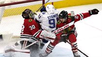 Steven Stamkos (uprostřed) z Tampa Bay padá mezi hráče Chicaga Malcolma Subbana... | na serveru Lidovky.cz | aktuální zprávy
