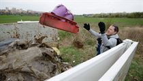 Přispět může každý. Na Desítce například tradičně pořádají dobrovolnické úklidy. | na serveru Lidovky.cz | aktuální zprávy