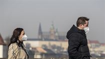 Teplé počasí a lidé v rouškách. | na serveru Lidovky.cz | aktuální zprávy