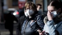 Jak se šíří covid? Němečtí experti popsali, jak nebezpečný je aerosol a jak se chránit Lidé s respirátory. | na serveru Lidovky.cz | aktuální zprávy