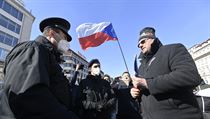 Poslanec Lubomír Volný hovoří s policisty na demonstraci na Václavském náměstí. | na serveru Lidovky.cz | aktuální zprávy