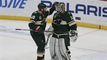 Hráč Minnesoty Ian Cole (28) slaví výhru s brankářem Kaapem Kahkonenem. | na serveru Lidovky.cz | aktuální zprávy