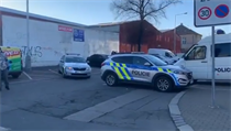 Policie v Praze zakročila na blešáku, docházelo zde k porušování nařízení. Přístup odepřela desítkám lidí Policejní zásah na bleším trhu v Praze. | na serveru Lidovky.cz | aktuální zprávy