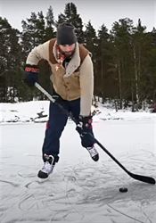 VIDEO: Přes čtvrt kilometru. Mistr světa překonal rekord v délce přihrávky, v Guinnessově knize však nebude Dick Axelsson při pokusu o světový rekord v délce hokejové přihrávky | na serveru Lidovky.cz | aktuální zprávy