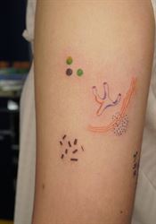 Češi se učí tetovat sami sebe. Tento způsob se líbí i nezletilým, nepotřebují povolení od rodičů Tetování metodou handpoke. | na serveru Lidovky.cz | aktuální zprávy