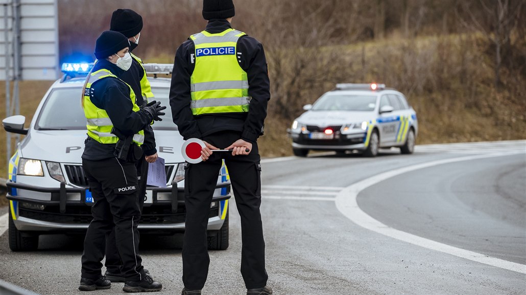 Policie kvli zakázanému pohybu mezi okresy kontroluje idie na sjezdu z...