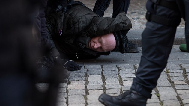 Policie vyzvala odpůrce roušek, kteří se znovu shromáždili na Staroměstském náměstí, k rozchodu. V souvislosti s demonstracemi zadržela zatím 17 lidí.