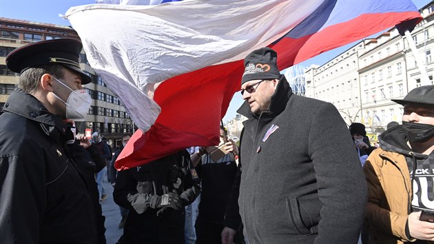 Poslanec Lubomír Volný přichází na demonstraci, kterou uspořádala 7. března 2021 na Václavském náměstí v Praze iniciativa My společně.
