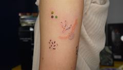 Tetování metodou handpoke. | na serveru Lidovky.cz | aktuální zprávy