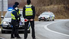 Policie kvli zakázanému pohybu mezi okresy kontroluje idie na sjezdu z...