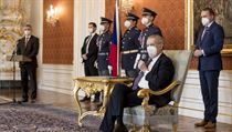 Zeman kvůli onemocnění nohou používá vozík. Chce z něj předávat státní vyznamenání Prezident Miloš Zeman jmenoval předsedkyni AV ČR. | na serveru Lidovky.cz | aktuální zprávy