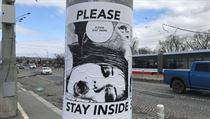 Plakát s výzvou „Please, Stay Inside – Save Lives“ v Praze, jehož autorkou je... Plakát s výzvou „Please, Stay Inside – Save Lives“ v Praze, jehož autorkou je...