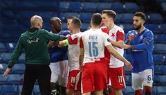 Kamara se v závru zápasu Rangers FC vs. Slavia sápe na Kúdelu.