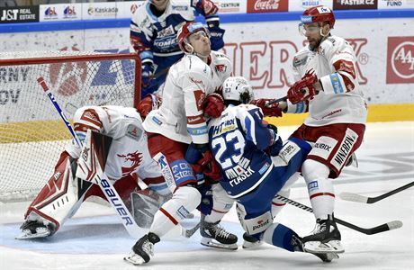 Zleva brankář Třince Ondřej Kacetl, Martin Gernát z Třince, Karel Plášek z Brna... | na serveru Lidovky.cz | aktuální zprávy