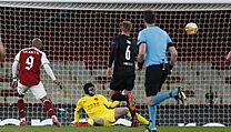 Slávistický gólman Ondřej Kolář byl po střele Alexandre Lacazetta z Arsenalu... | na serveru Lidovky.cz | aktuální zprávy
