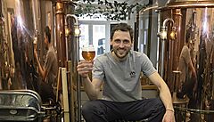 Sládek Petr Krýsl vaí od bezna piva znaky Beer Factory v Letinech na jiním...